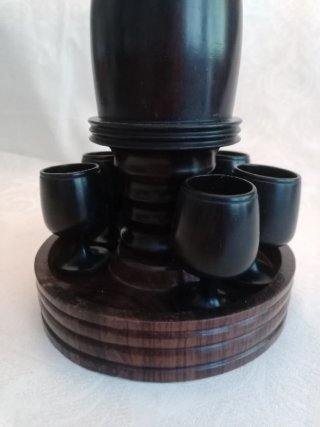 Antico set di liquori in legno con 6 bicchieri