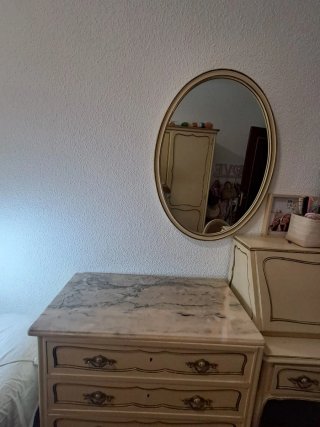 Cómoda beige y dorada de madera y marmol