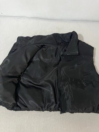 Chaleco corto negro acolchado