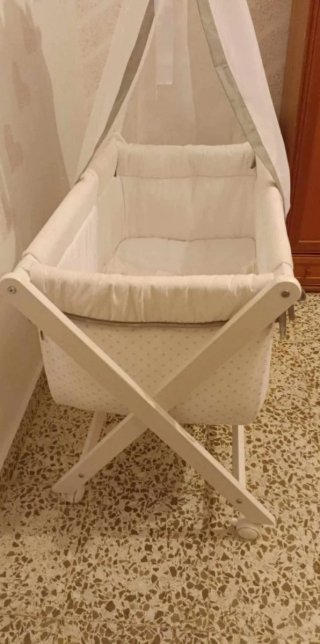 Minicuna bebé color blanco sin apenas uso