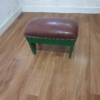 Banqueta tapizada cuero y madera