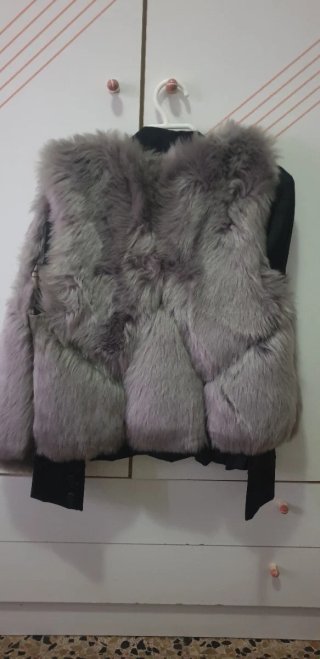 Chaleco de pelo negro y gris