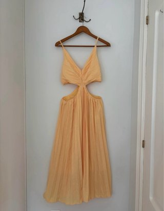 Vestido de fiesta amarillo con cortes Talla M.