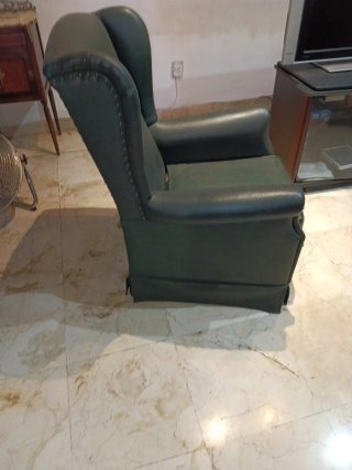 Sillón orejero de piel verde