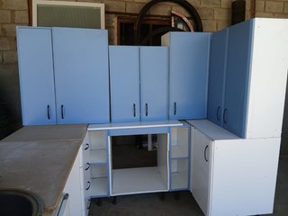Mobiliario de cocina azul y blanco
