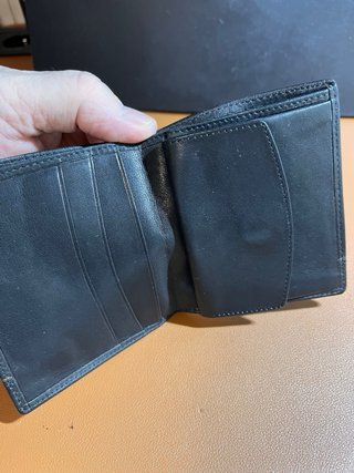 Billetera de piel negra y marrón