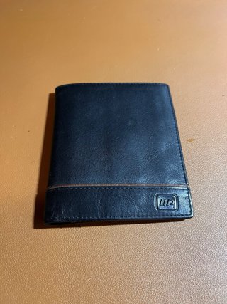 Billetera de piel negra y marrón
