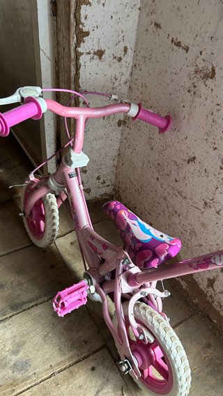 Bicicleta infantil rosa con pedales