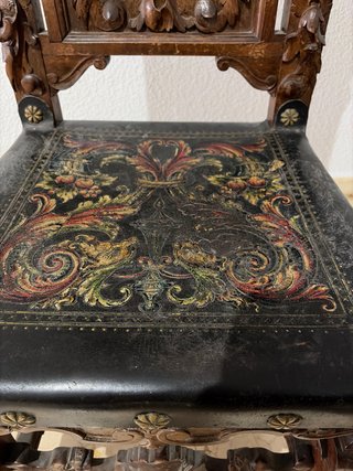 Silla de madera tallada y cuero