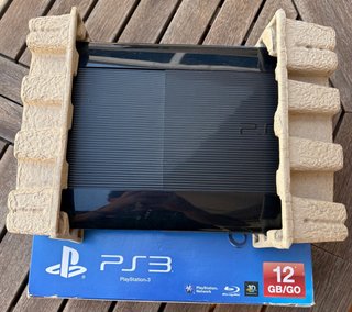 PlayStation 3 Super Slim con mando y caja