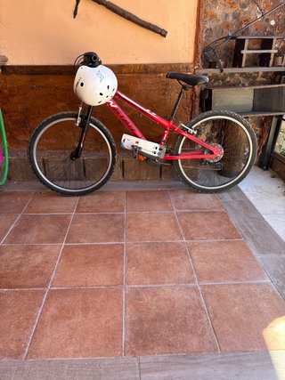 Bicicleta roja con casco