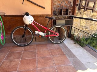 Bicicleta roja con casco