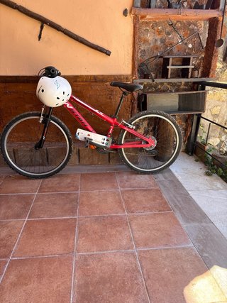 Bicicleta roja con casco