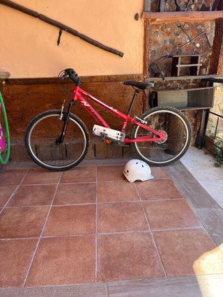 Bicicleta roja con casco