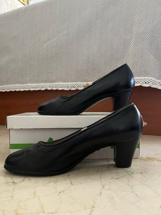 Zapatos de tacón negros para baile.