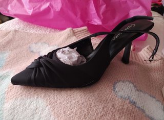 Tacones negros punta fina y de diseño