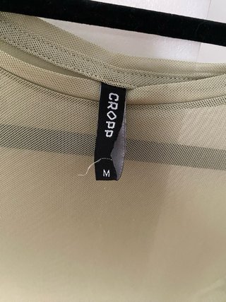 Camiseta verde de malla con volantes