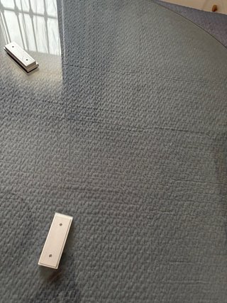 Mesa comedor redonda 130. Una pata despegada.