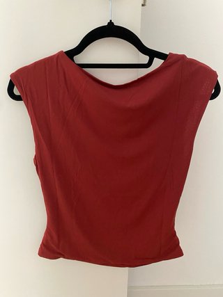 Top rojo drapeado