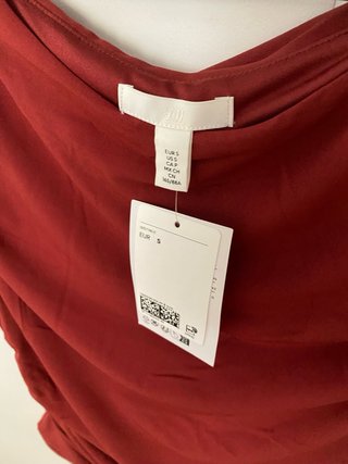 Top rojo drapeado