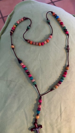 Rosario de madera multicolor