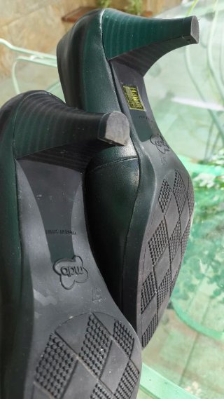 Zapatos de salón negros talla 37. Modabella.