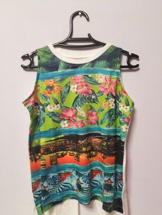 Camiseta tirantes estampado floral y ciudad