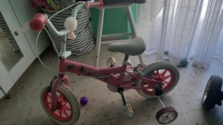 Bicicleta niña rosa con ruedines