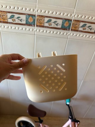 Bicicleta de equilibrio rosa con cesta
