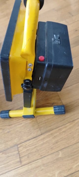 Foco LED Recargable 20W