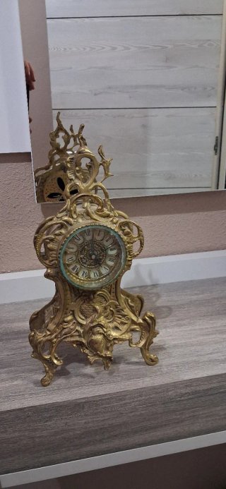 Reloj de sobremesa antiguo dorado