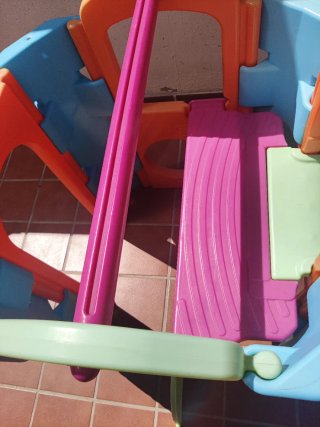 Parque infantil con tobogán
