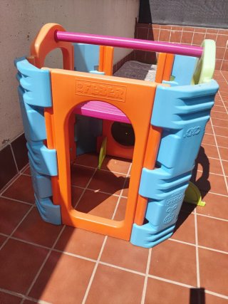 Parque infantil con tobogán