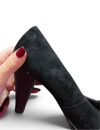 Elegant black suede pumps with flower detail 36