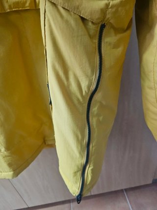 Chaqueta niño amarilla con capucha