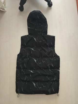 Chaleco acolchado negro con estampado