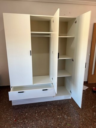 Armario blanco de madera con cajones