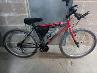 Bicicleta de montaña roja