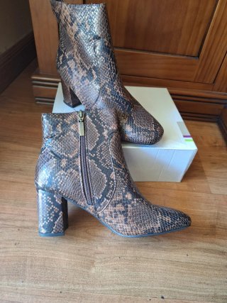 Botines efecto piel serpiente tacón