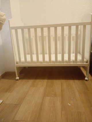 Cuna de bebé blanca