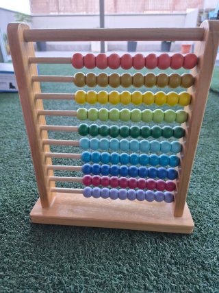 Ábaco de madera con cuentas de colores