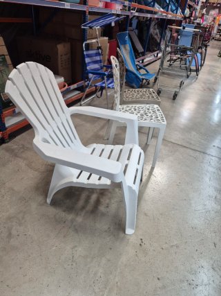 Sillón de exterior blanco de plástico