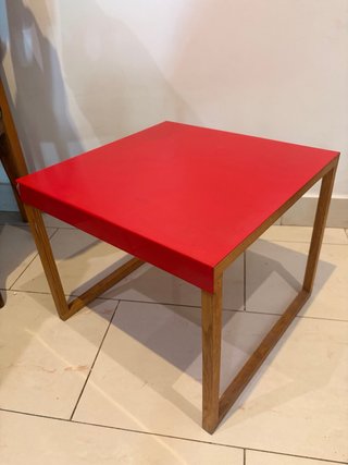 Mesita cuadrada madera y metal roja