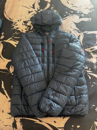 Chaqueta de invierno azul con detalles rojos