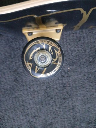 Tabla de skate negra con diseño