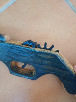 Pistola de gomas de madera