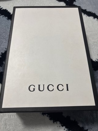 Caja de zapatos Gucci