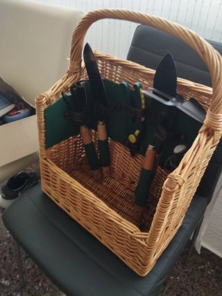 Cesta de jardinería con herramientas