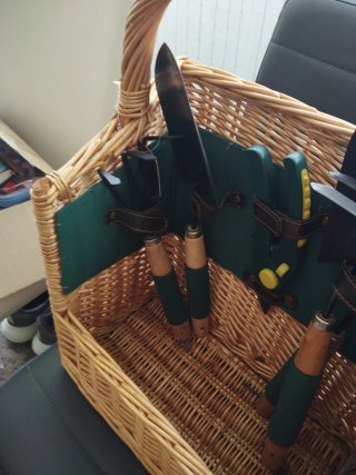 Cesta de jardinería con herramientas
