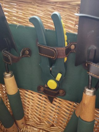 Cesta de jardinería con herramientas